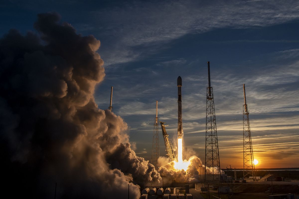 SpaceX rocket launch spawns dazzling 'space jellyfish' in evening sky (photos)